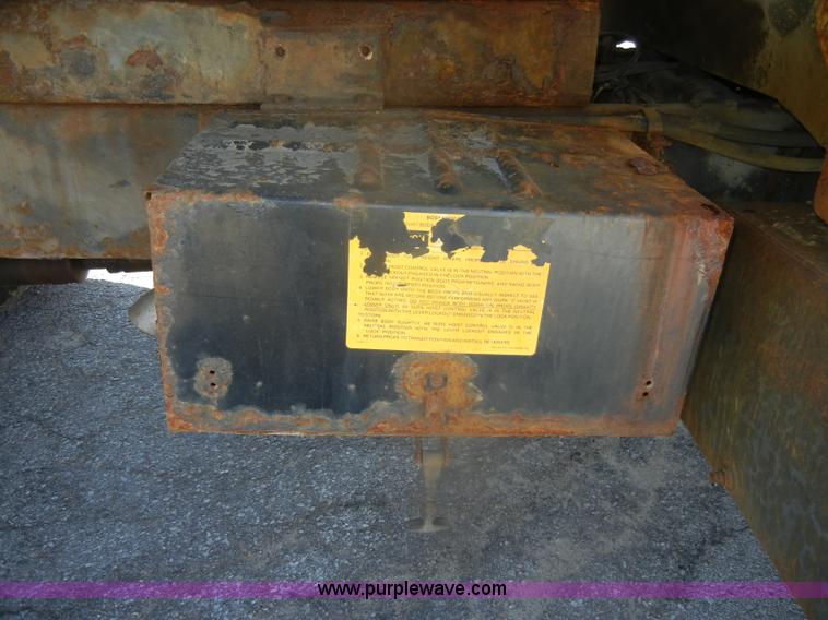 image for item D4996 1994 Ford F800 dump truck