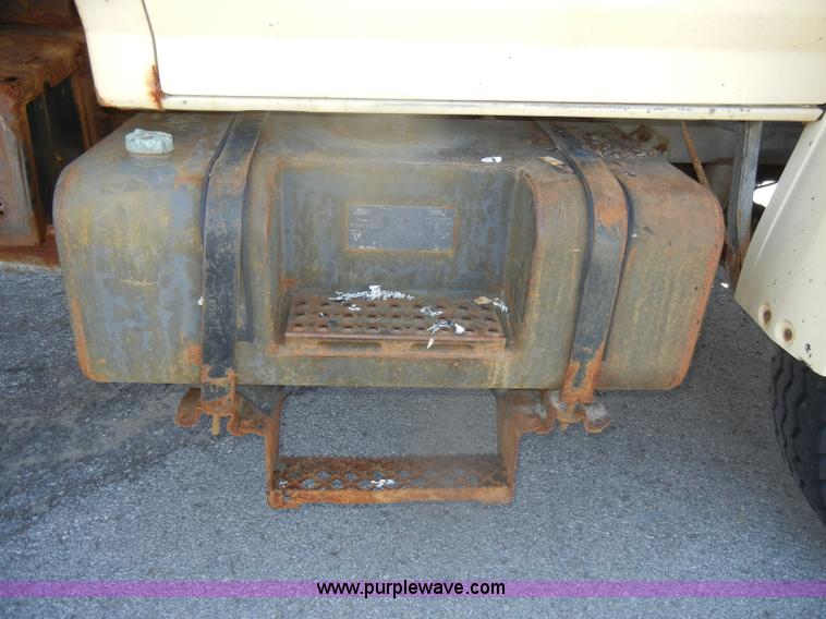 image for item D4996 1994 Ford F800 dump truck