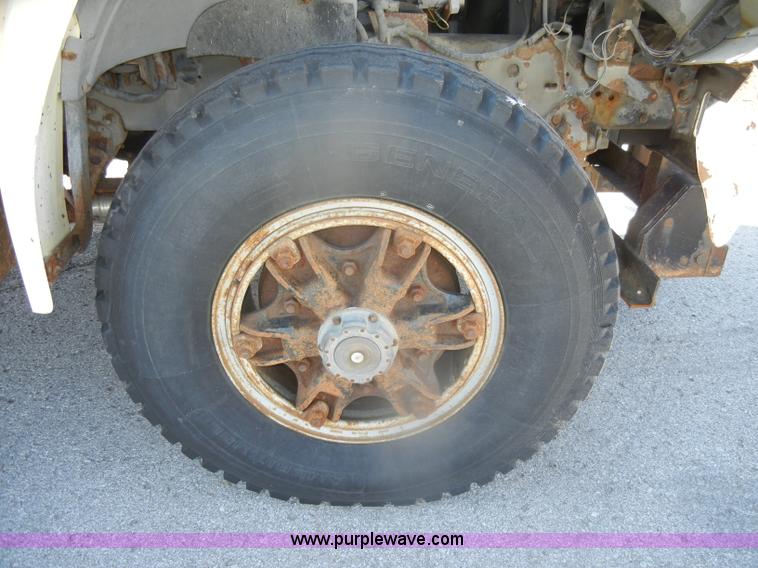 image for item D4996 1994 Ford F800 dump truck