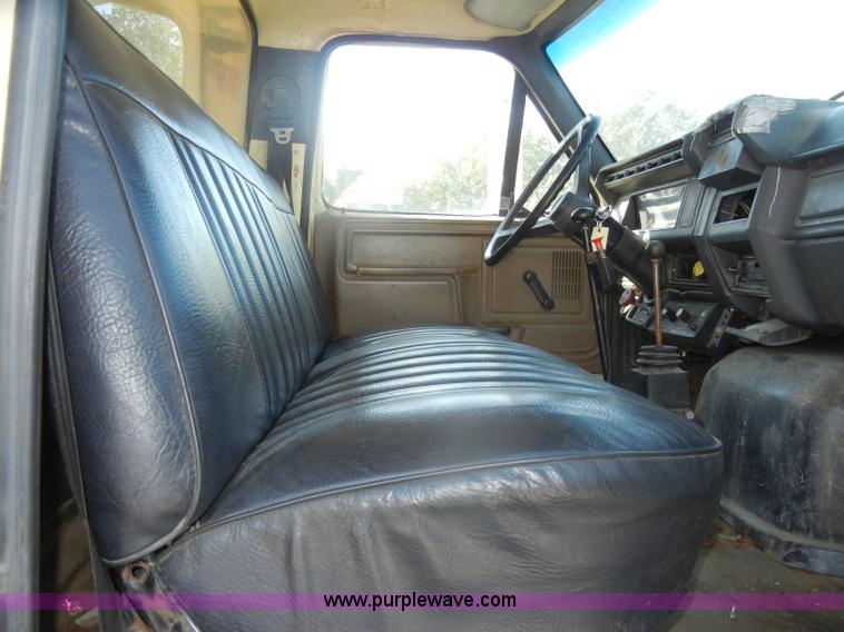 image for item D4996 1994 Ford F800 dump truck