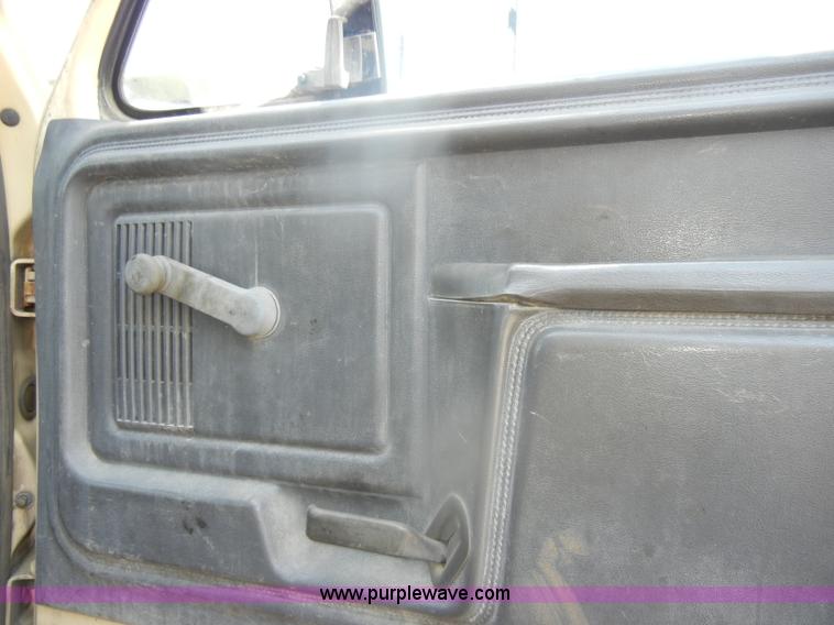 image for item D4996 1994 Ford F800 dump truck