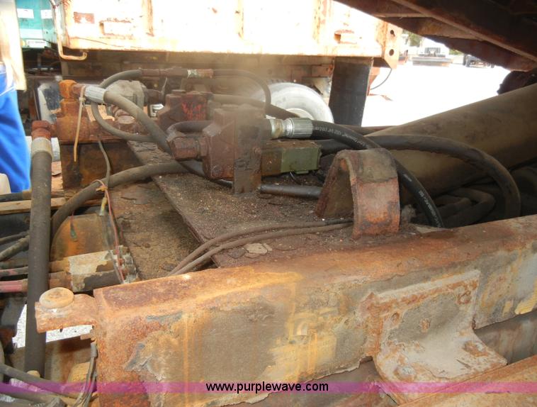 image for item D4996 1994 Ford F800 dump truck