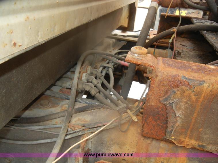 image for item D4996 1994 Ford F800 dump truck