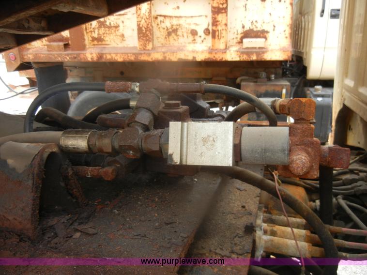 image for item D4996 1994 Ford F800 dump truck