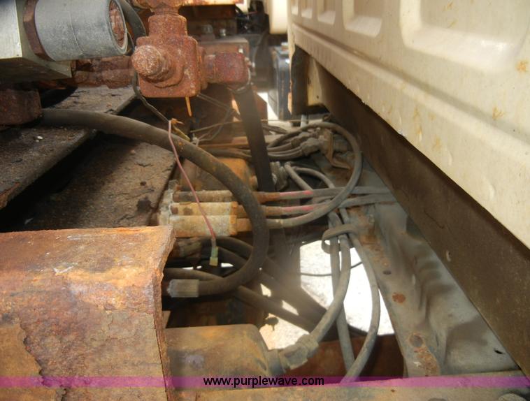 image for item D4996 1994 Ford F800 dump truck