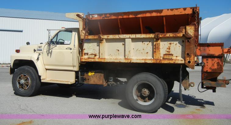 image for item D4997 1994 Ford F800 dump truck