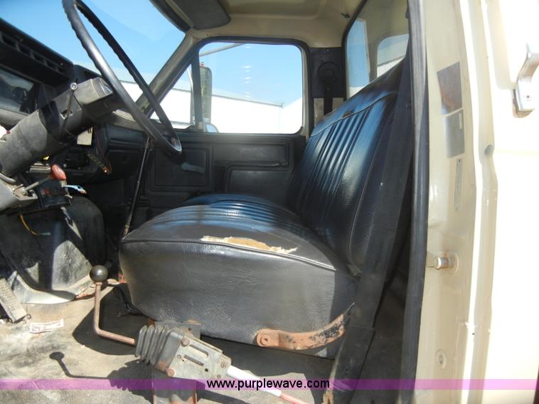 image for item D4997 1994 Ford F800 dump truck