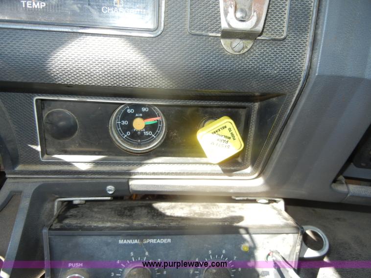 image for item D4997 1994 Ford F800 dump truck