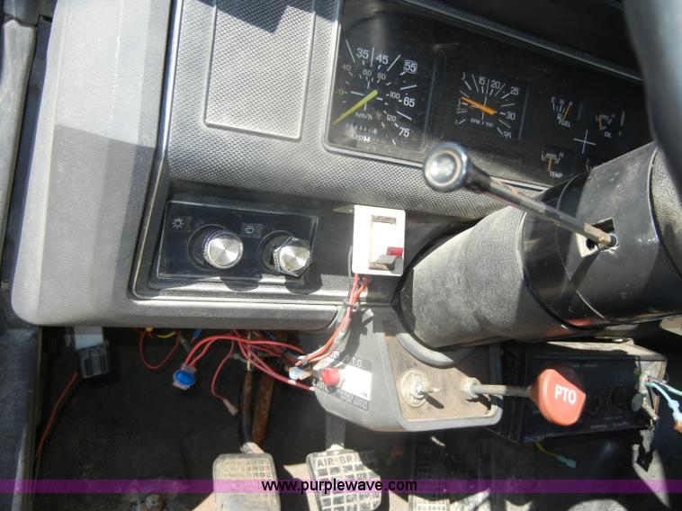 image for item D4997 1994 Ford F800 dump truck