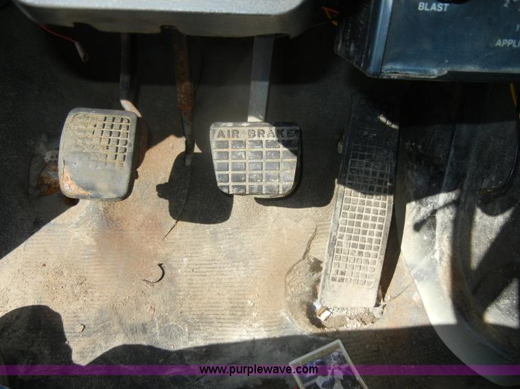 image for item D4997 1994 Ford F800 dump truck