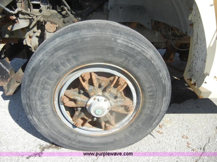 image for item D4997 1994 Ford F800 dump truck