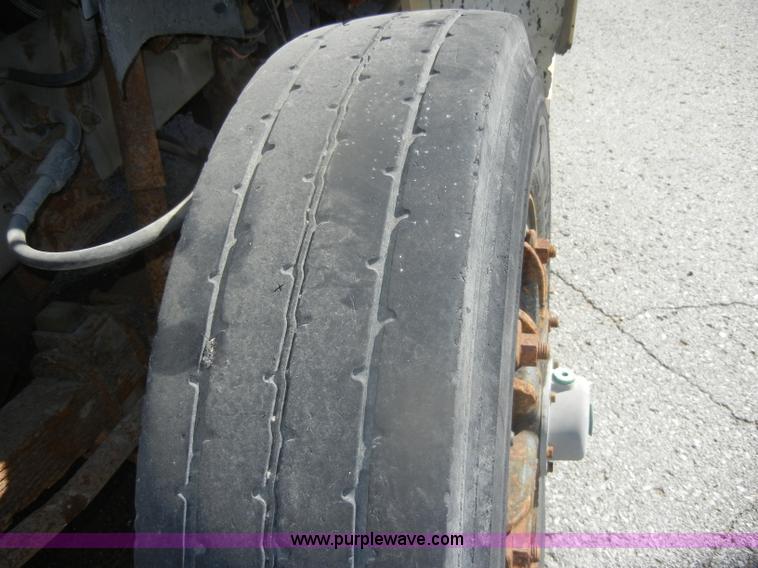 image for item D4997 1994 Ford F800 dump truck