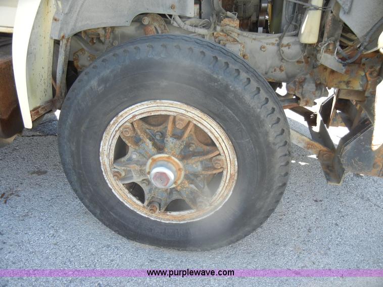 image for item D4997 1994 Ford F800 dump truck