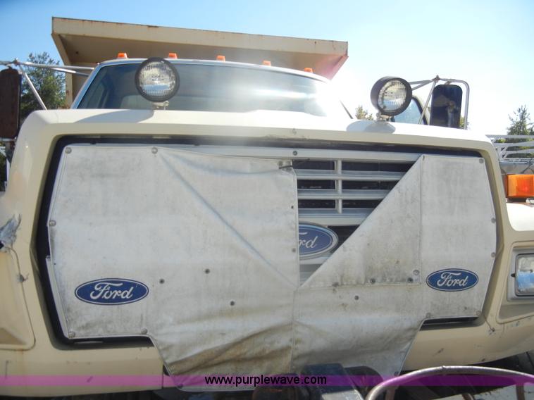image for item D4997 1994 Ford F800 dump truck