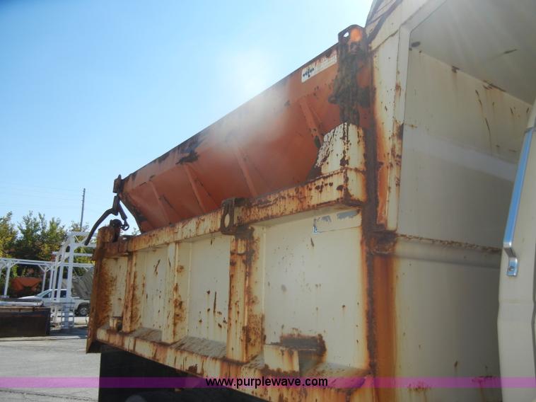 image for item D4997 1994 Ford F800 dump truck