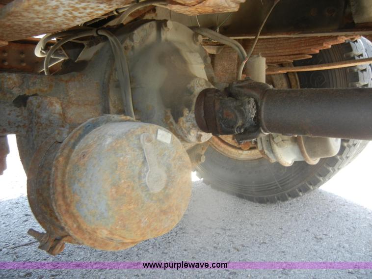 image for item D4997 1994 Ford F800 dump truck