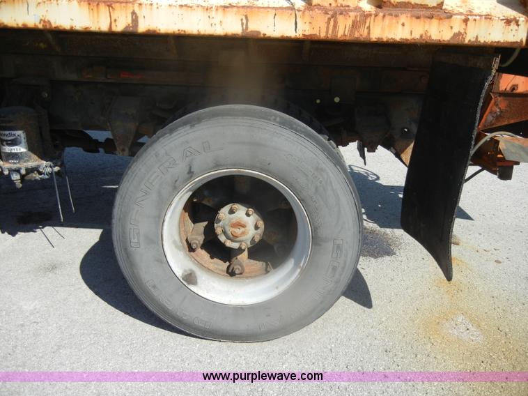 image for item D4997 1994 Ford F800 dump truck