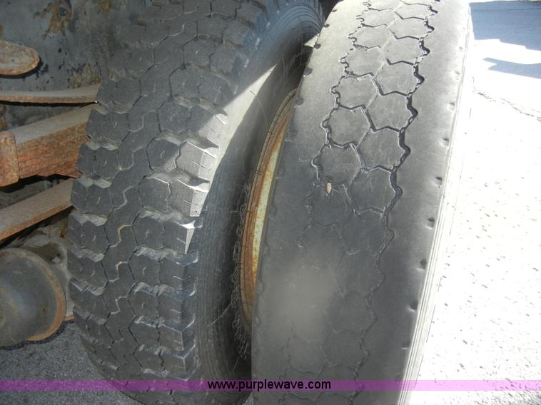 image for item D4997 1994 Ford F800 dump truck