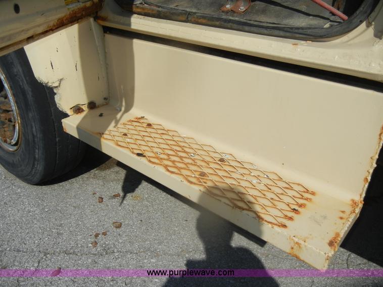 image for item D4997 1994 Ford F800 dump truck