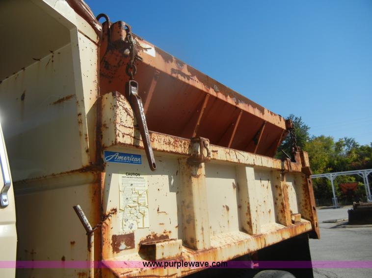 image for item D4997 1994 Ford F800 dump truck