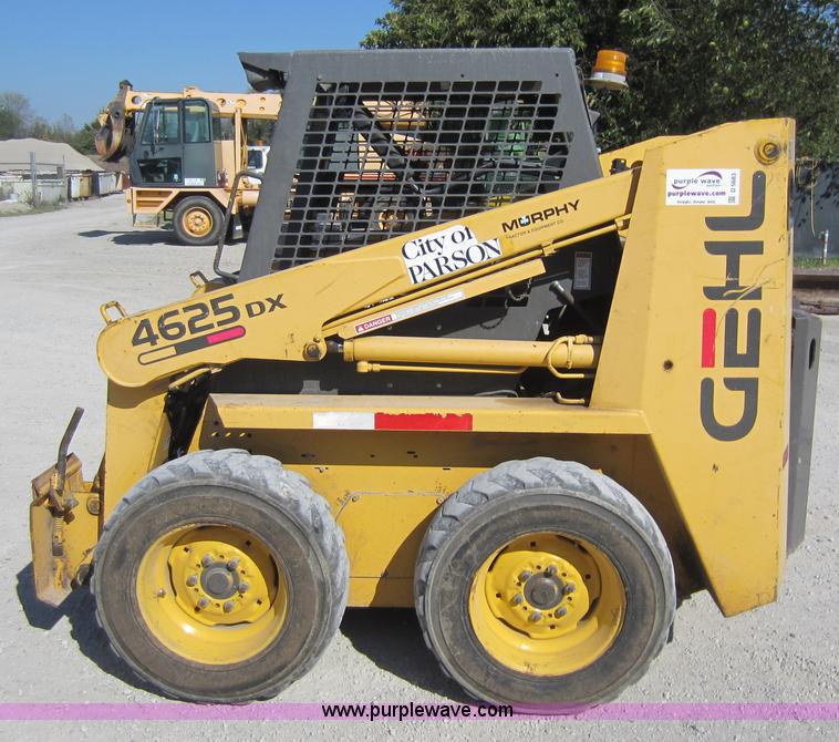image for item D5683 Gehl SL4625DX skid steer