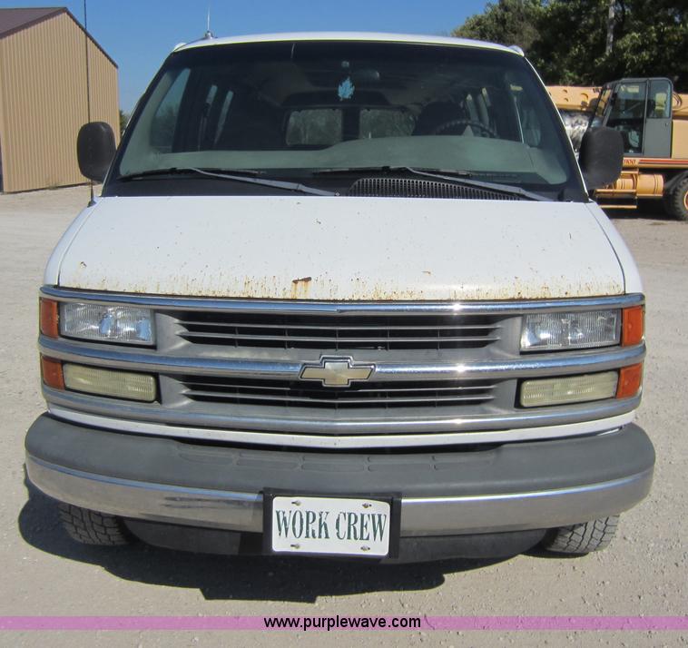 image for item D5684 2001 Chevrolet G3500 Express van