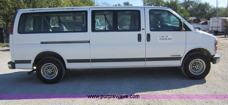 image for item D5684 2001 Chevrolet G3500 Express van