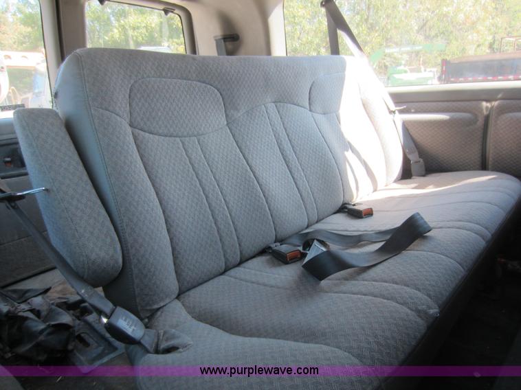 image for item D5684 2001 Chevrolet G3500 Express van