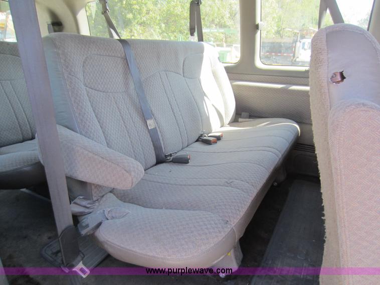 image for item D5684 2001 Chevrolet G3500 Express van