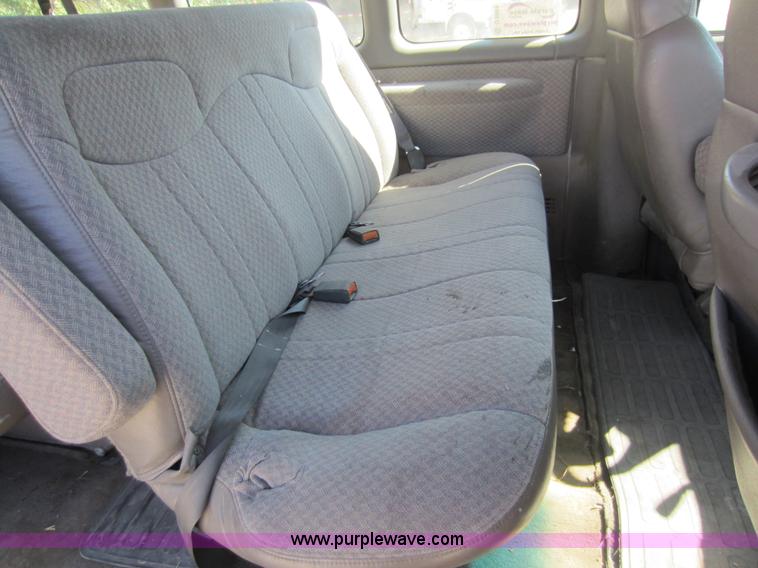image for item D5684 2001 Chevrolet G3500 Express van