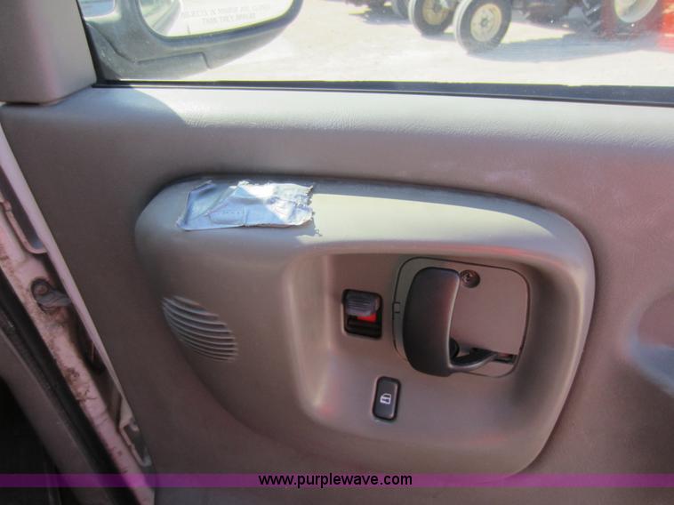 image for item D5684 2001 Chevrolet G3500 Express van