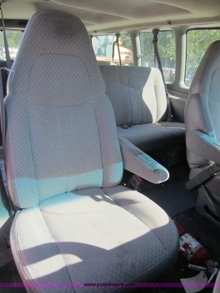 image for item D5684 2001 Chevrolet G3500 Express van