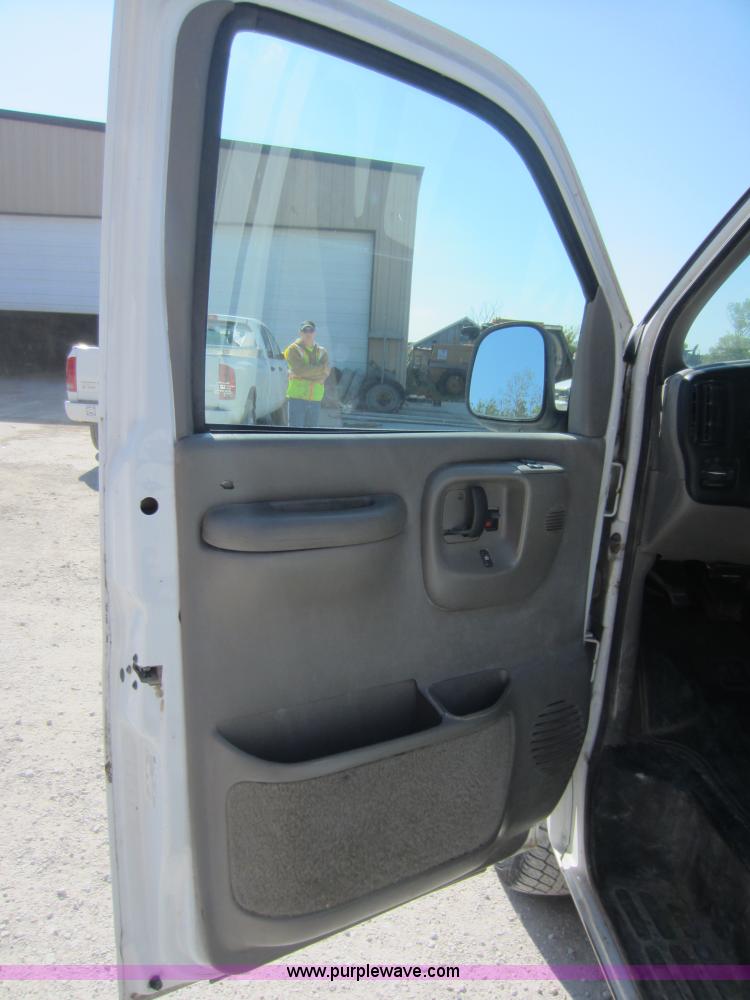 image for item D5684 2001 Chevrolet G3500 Express van