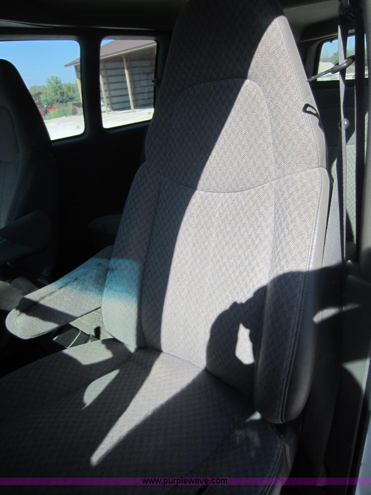 image for item D5684 2001 Chevrolet G3500 Express van