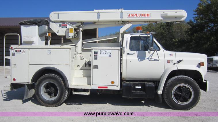 image for item D5685 1986 GMC TopKick 7000 bucket truck