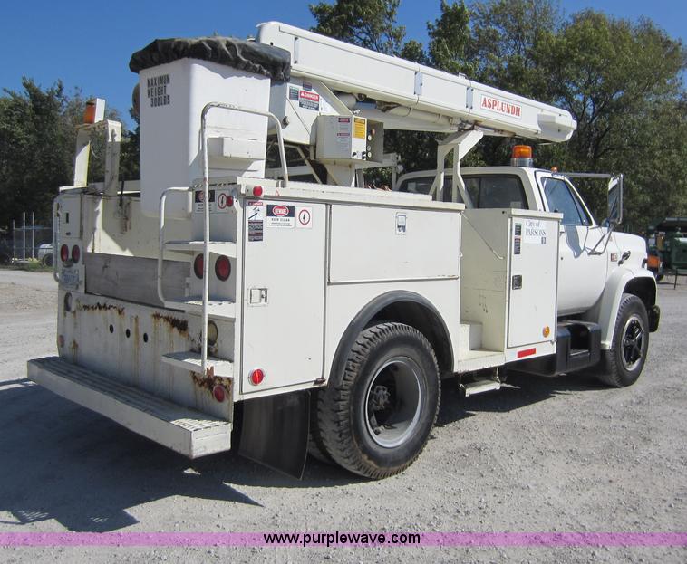 image for item D5685 1986 GMC TopKick 7000 bucket truck