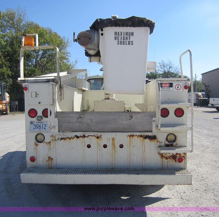 image for item D5685 1986 GMC TopKick 7000 bucket truck