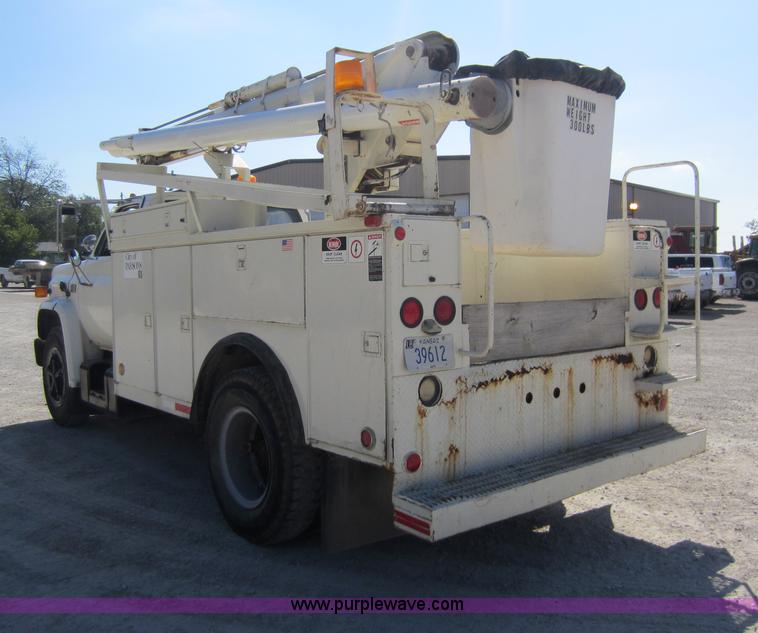 image for item D5685 1986 GMC TopKick 7000 bucket truck