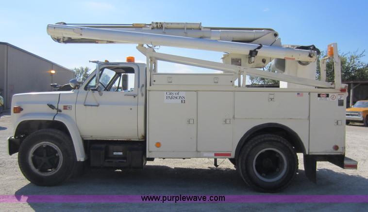 image for item D5685 1986 GMC TopKick 7000 bucket truck