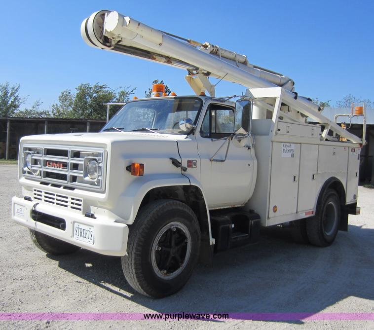 image for item D5685 1986 GMC TopKick 7000 bucket truck