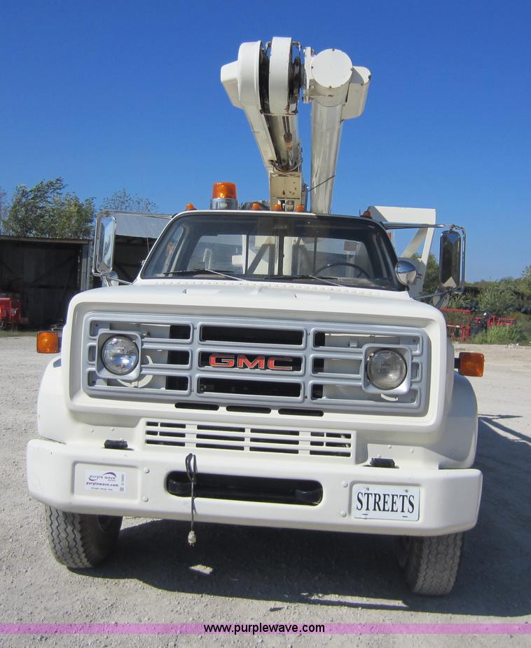 image for item D5685 1986 GMC TopKick 7000 bucket truck