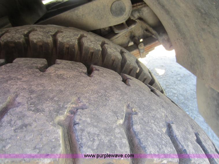 image for item D5685 1986 GMC TopKick 7000 bucket truck