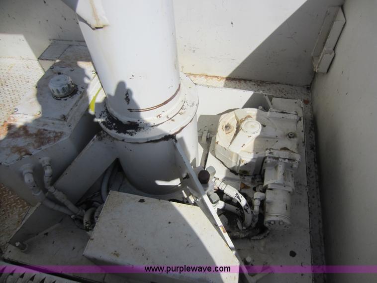 image for item D5685 1986 GMC TopKick 7000 bucket truck