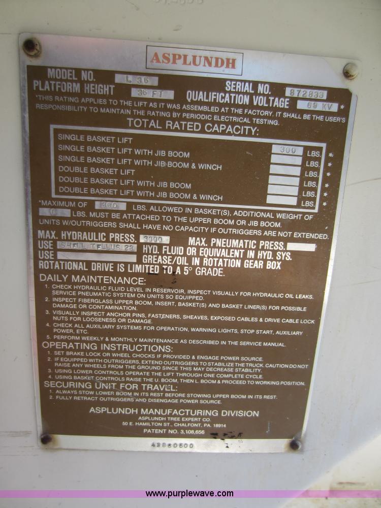 image for item D5685 1986 GMC TopKick 7000 bucket truck