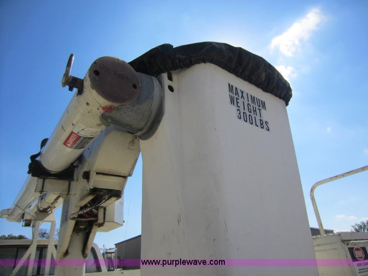 image for item D5685 1986 GMC TopKick 7000 bucket truck