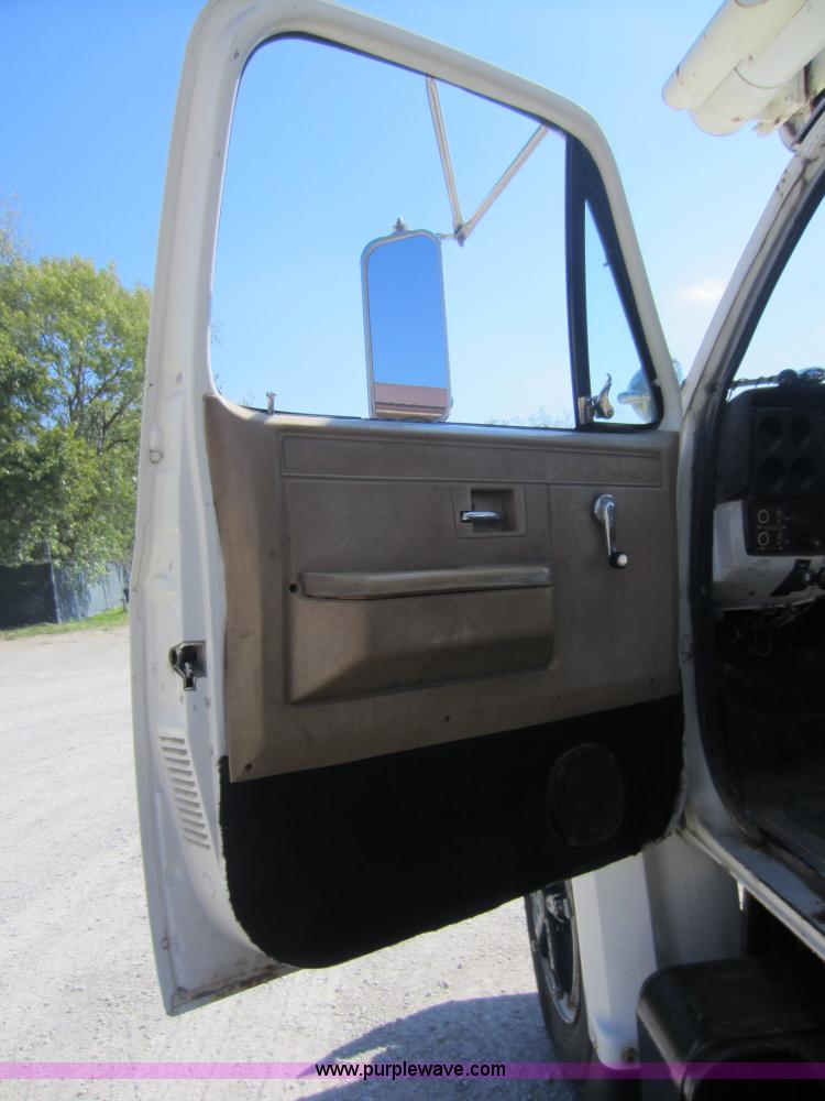 image for item D5685 1986 GMC TopKick 7000 bucket truck