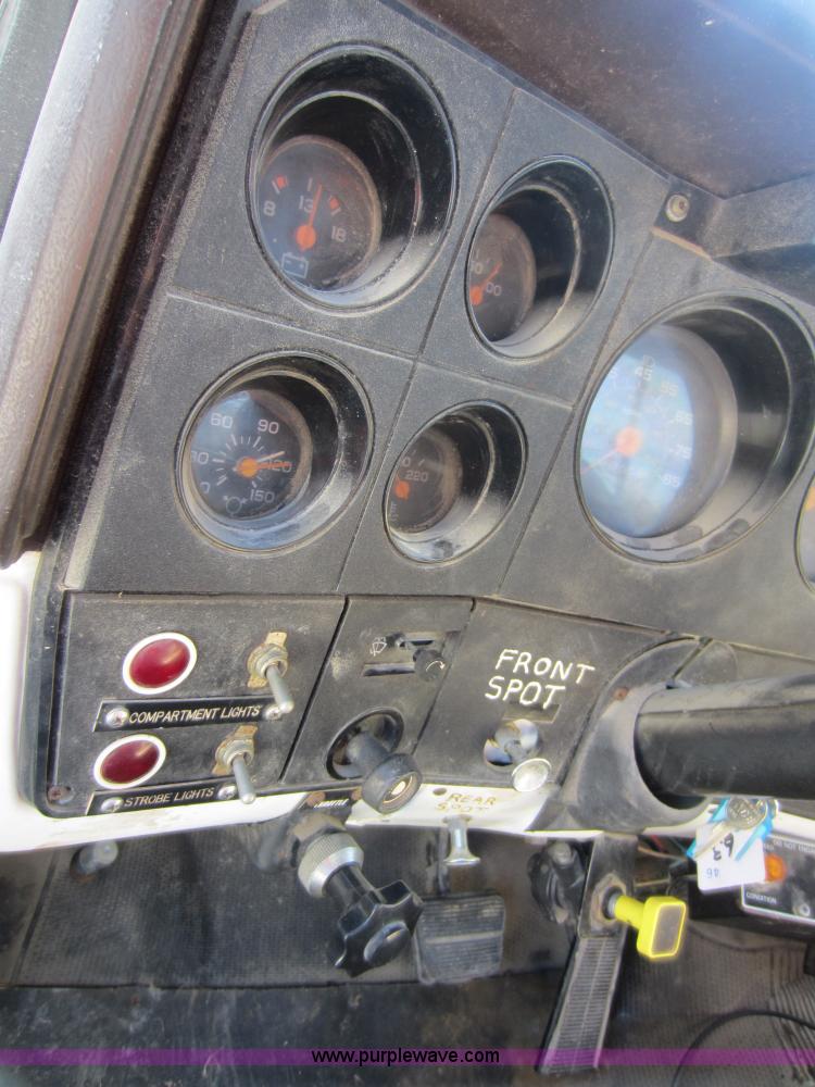 image for item D5685 1986 GMC TopKick 7000 bucket truck