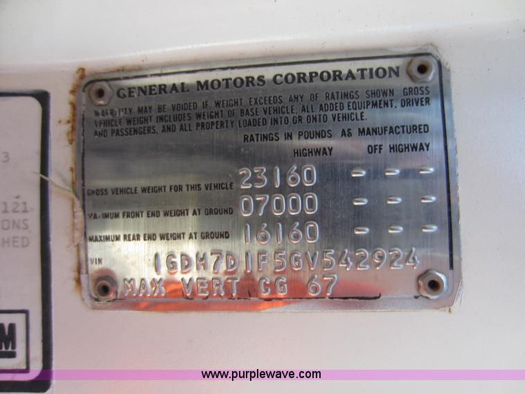 image for item D5685 1986 GMC TopKick 7000 bucket truck