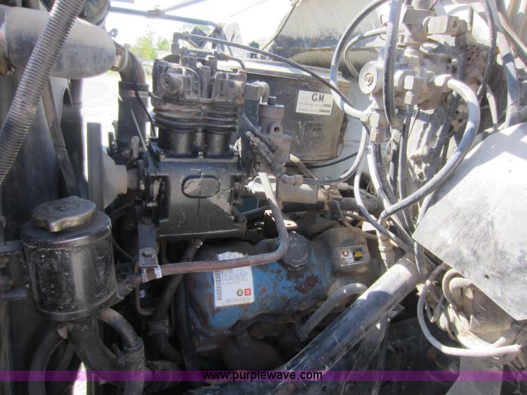 image for item D5685 1986 GMC TopKick 7000 bucket truck