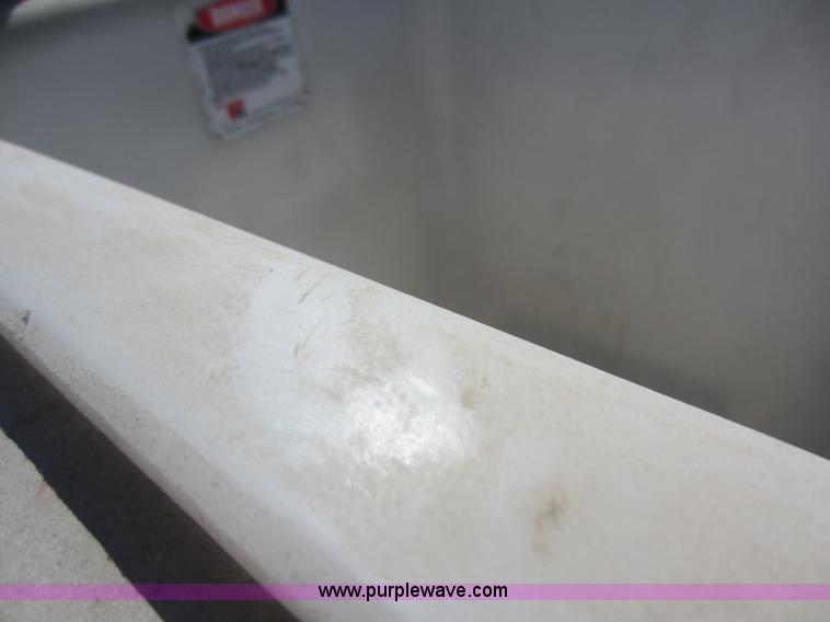 image for item D5685 1986 GMC TopKick 7000 bucket truck